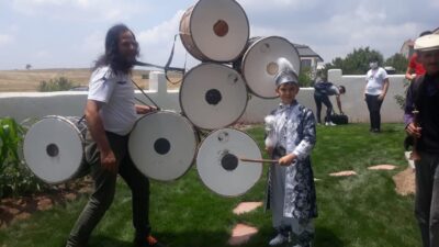 30 yıldır müzikle uğraşan, tüm saz aletlerini kullanabilen ve özellikle