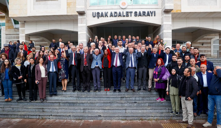 CHP UŞAK’TA YENİ DÖNEM: CELALETTİN ÇOBAN MAZBATASINI ALARAK GÖREVE BAŞLADI   Cumhuriyet Halk Partisi (CHP) Uşak İl Başkanlığı’nda yeni dönem